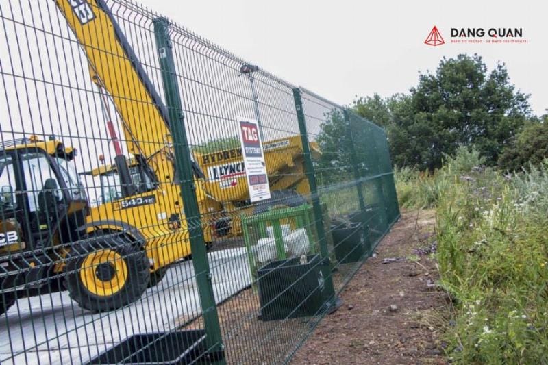 Hàng rào thép lưới hàn được lắp đặt bao quanh công trường xây dựng